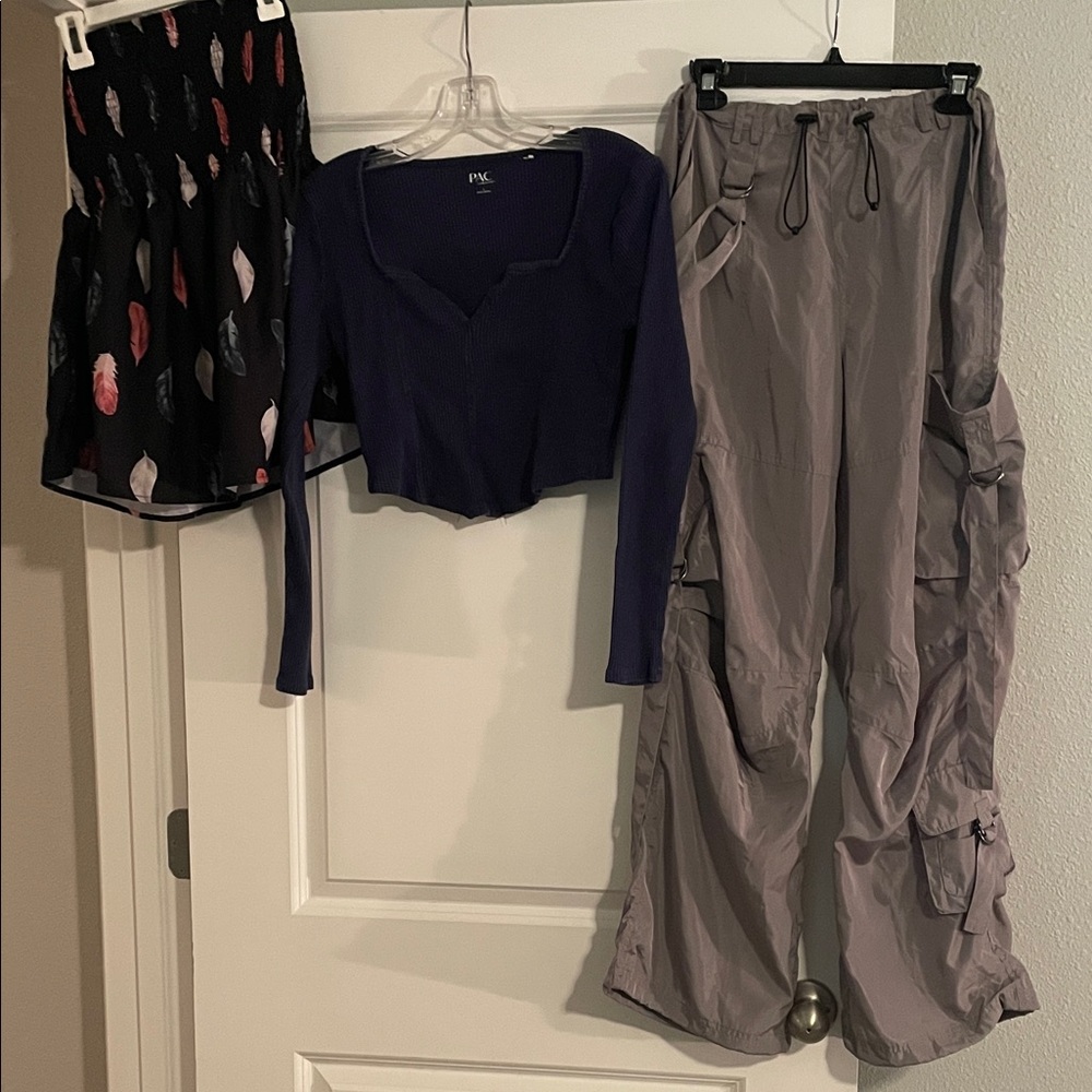 PACSUN Stylish Gray Cargo Pants w 2 TOPS Size Small/Medium BUNDLE